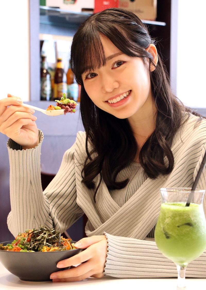 グルメも楽しイーゾ！ HKT48コラボメニュー8店舗に登場、13日から