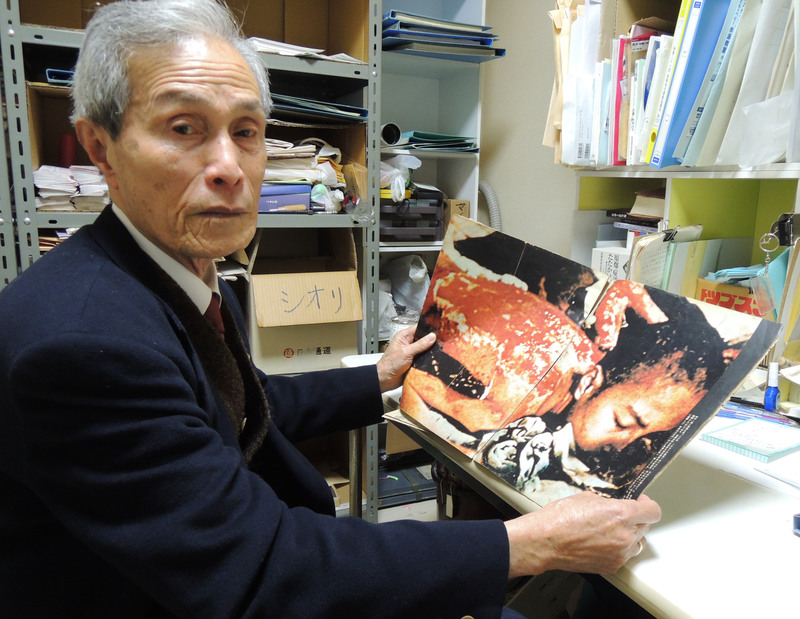 世に出た赤い背中 記者が持ってきた新聞に驚く 原爆を背負って 45 西日本新聞me