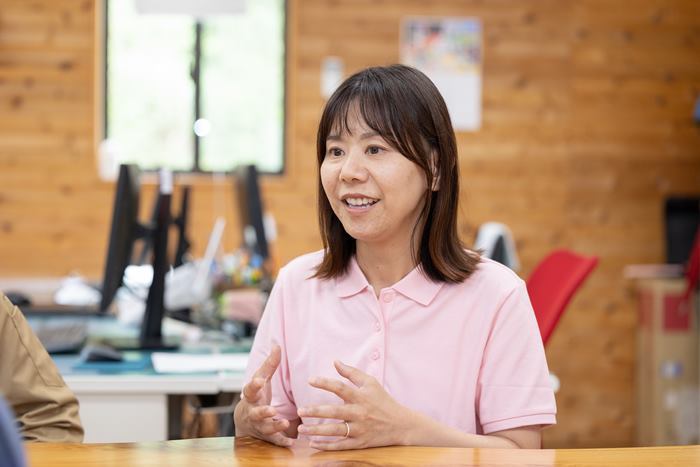 佐藤木材がこだわる下草刈りについて語る佐藤さん