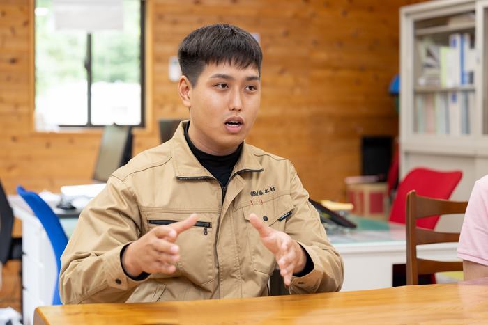 山林の作業ではＧＰＳやドローンを用いることもあると話すトールさん