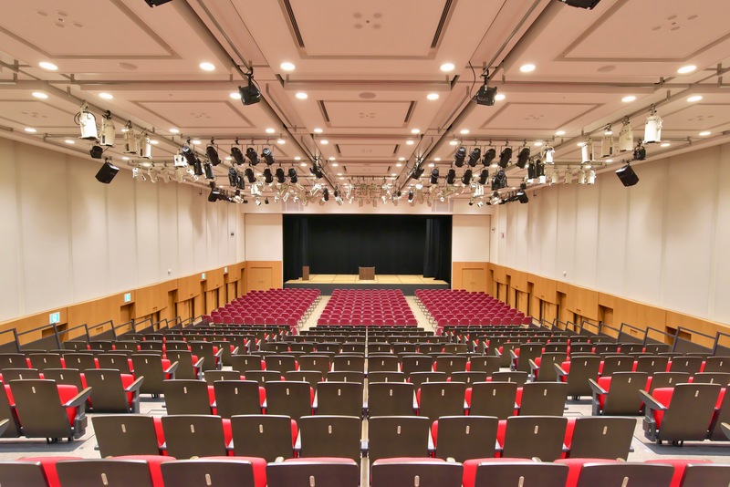 エルガーラホール・8階大ホール シアター形式:605名